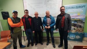Spotkanie rozpoczęliśmy od wręczenia legitymacji nowym członkom.